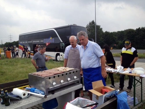 Bratwürste auf dem Grill bei einem Halt neben dem Eurobus-Car